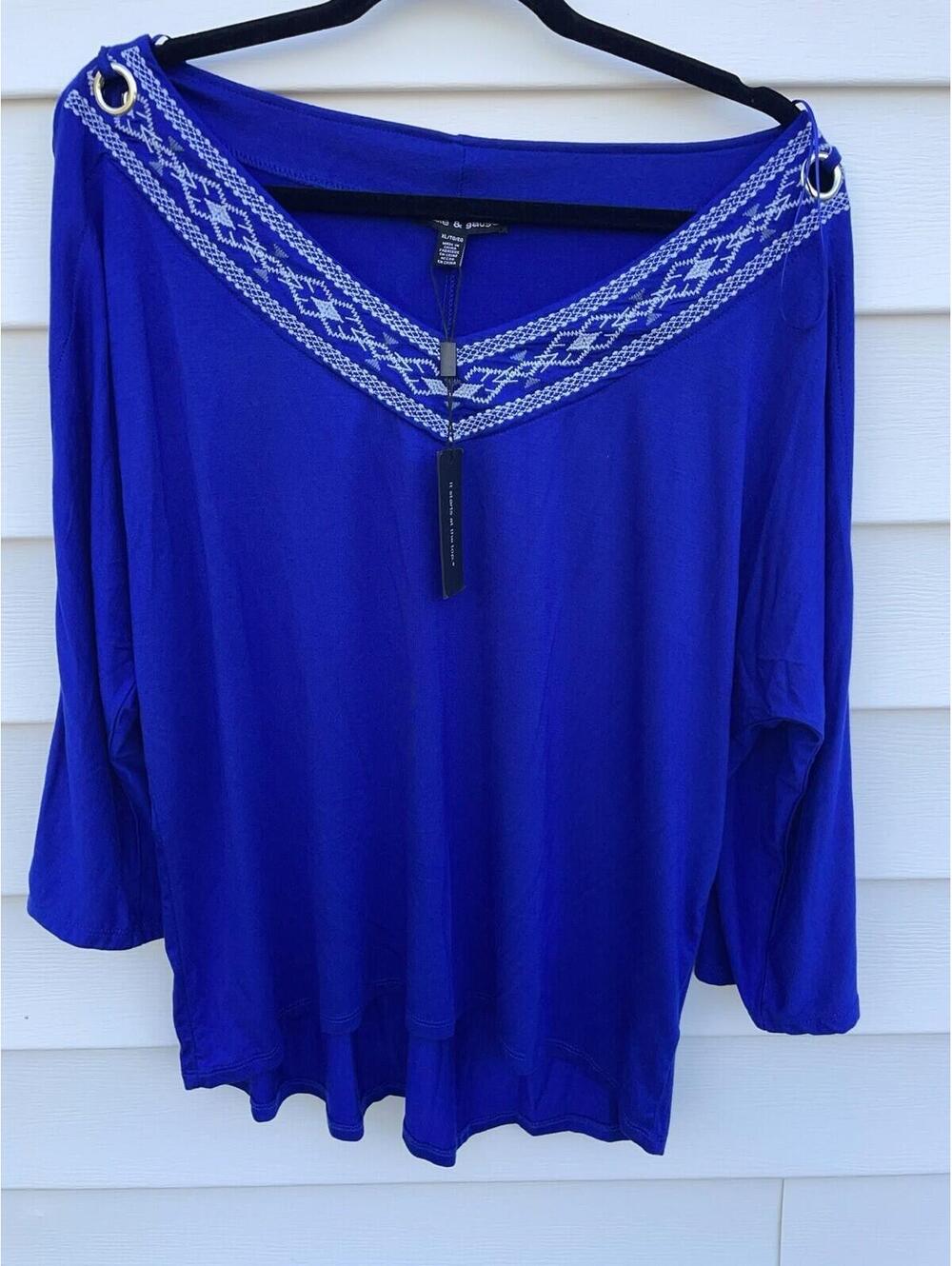 Cable & Gauge NWT Women’s XL Blue Knit Top Embroidered V-Neck Slit 3/4 Sleeves